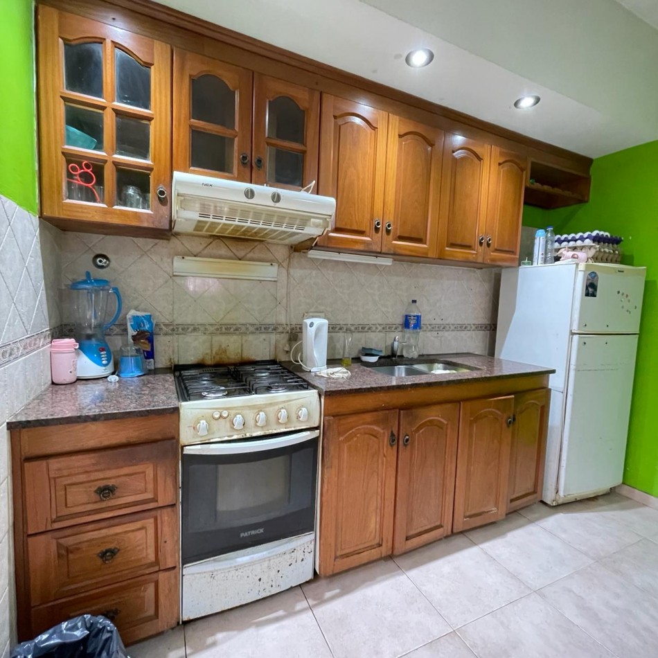VENTA TRIPLEX 4 AMBIENTES CON COCHERA, QUILMES CENTRO.
