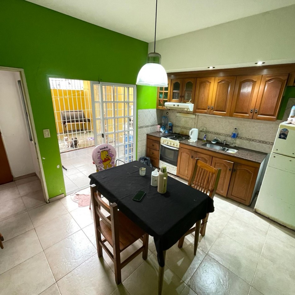VENTA TRIPLEX 4 AMBIENTES CON COCHERA, QUILMES CENTRO.