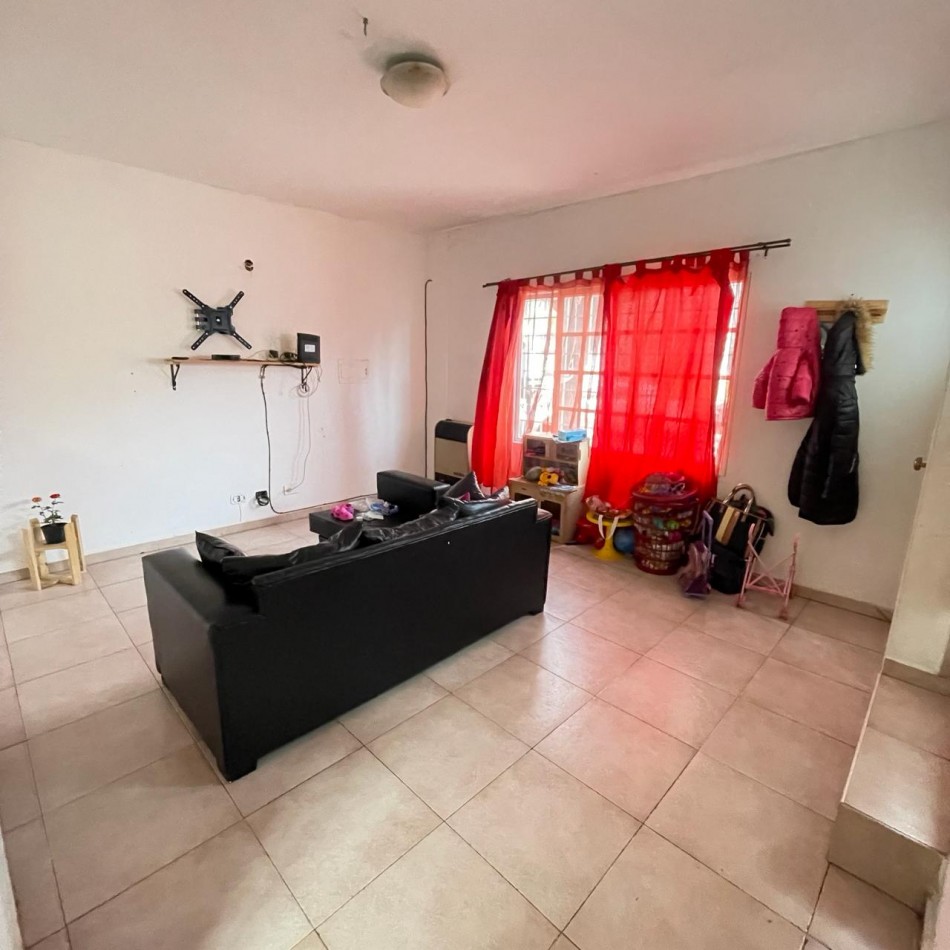 VENTA TRIPLEX 4 AMBIENTES CON COCHERA, QUILMES CENTRO.