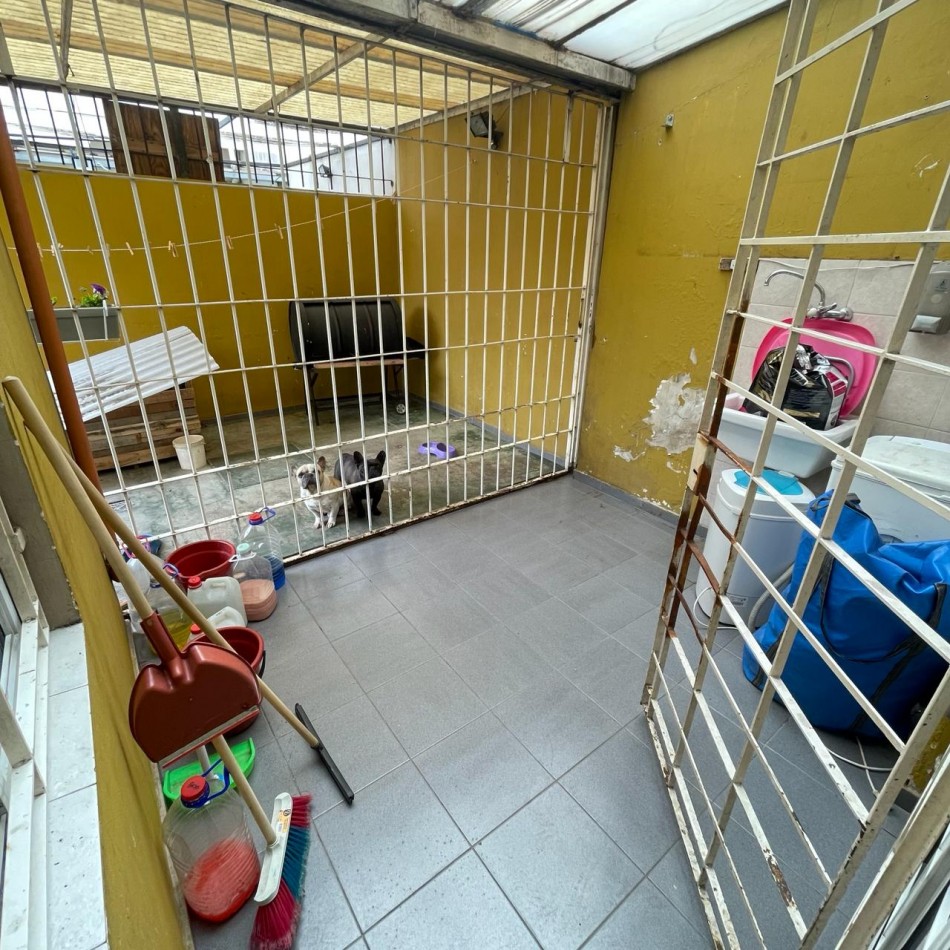 VENTA TRIPLEX 4 AMBIENTES CON COCHERA, QUILMES CENTRO.