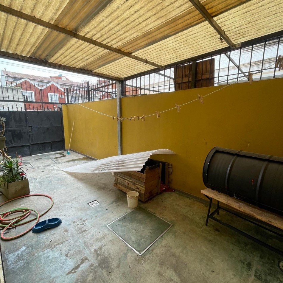 VENTA TRIPLEX 4 AMBIENTES CON COCHERA, QUILMES CENTRO.