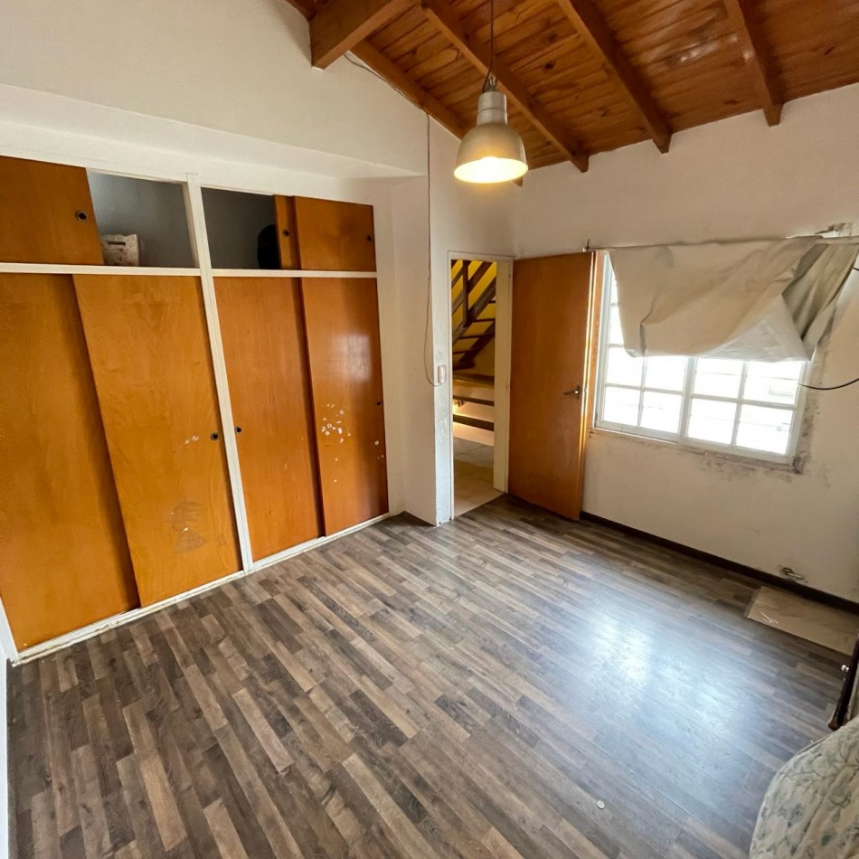 VENTA TRIPLEX 4 AMBIENTES CON COCHERA, QUILMES CENTRO.