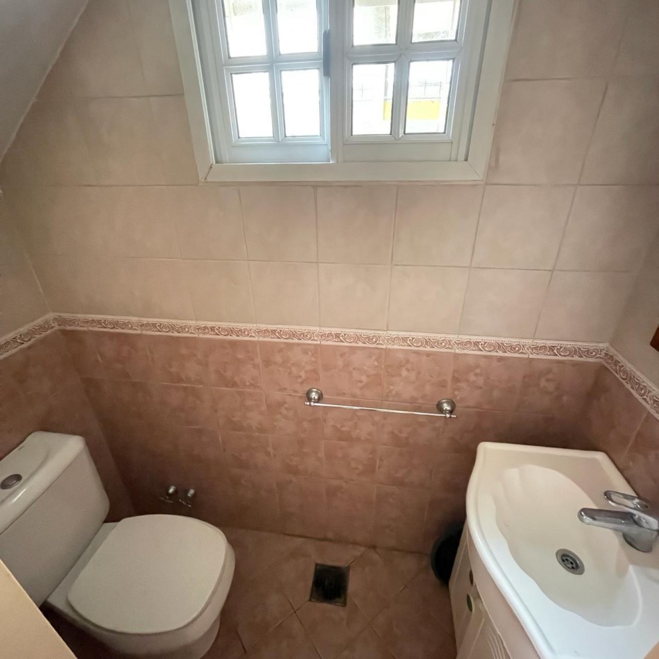 VENTA TRIPLEX 4 AMBIENTES CON COCHERA, QUILMES CENTRO.