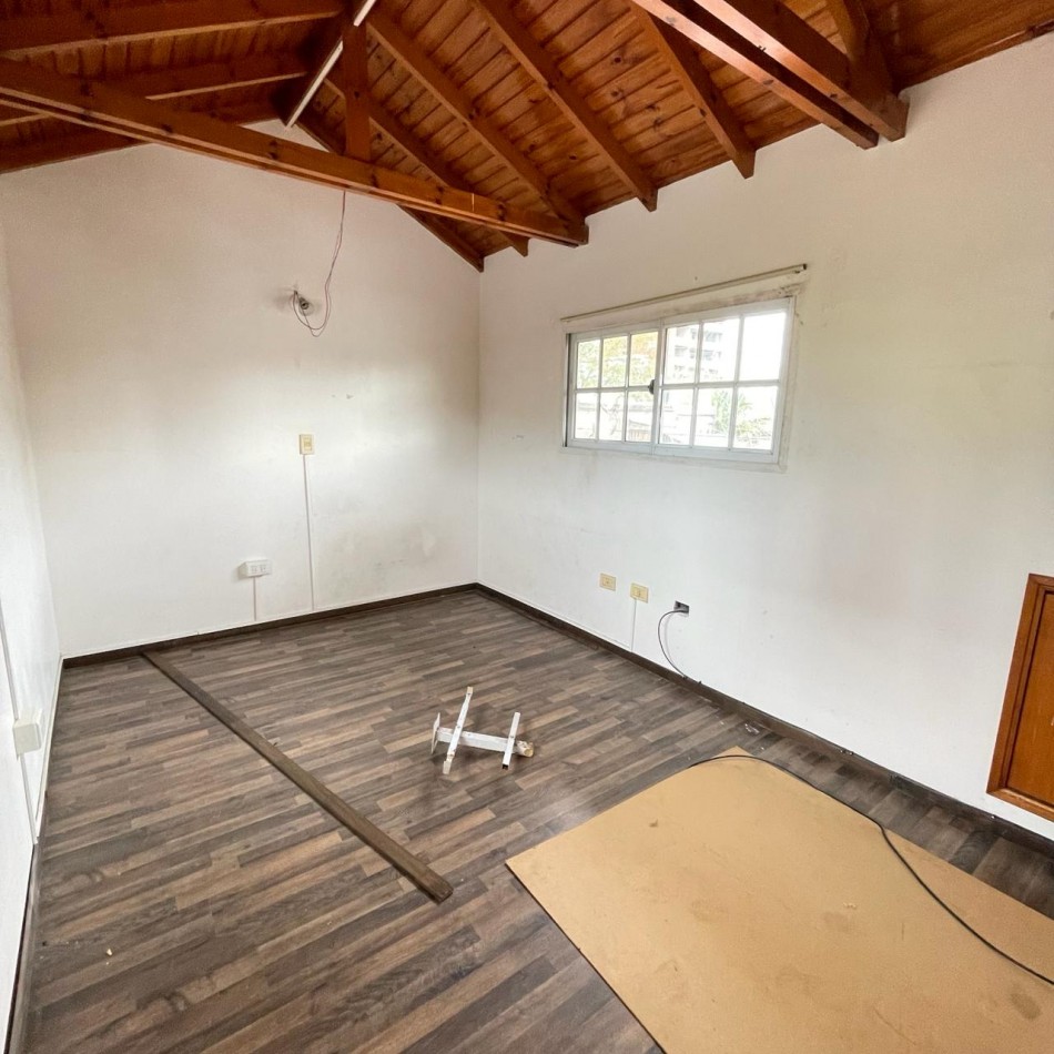 VENTA TRIPLEX 4 AMBIENTES CON COCHERA, QUILMES CENTRO.