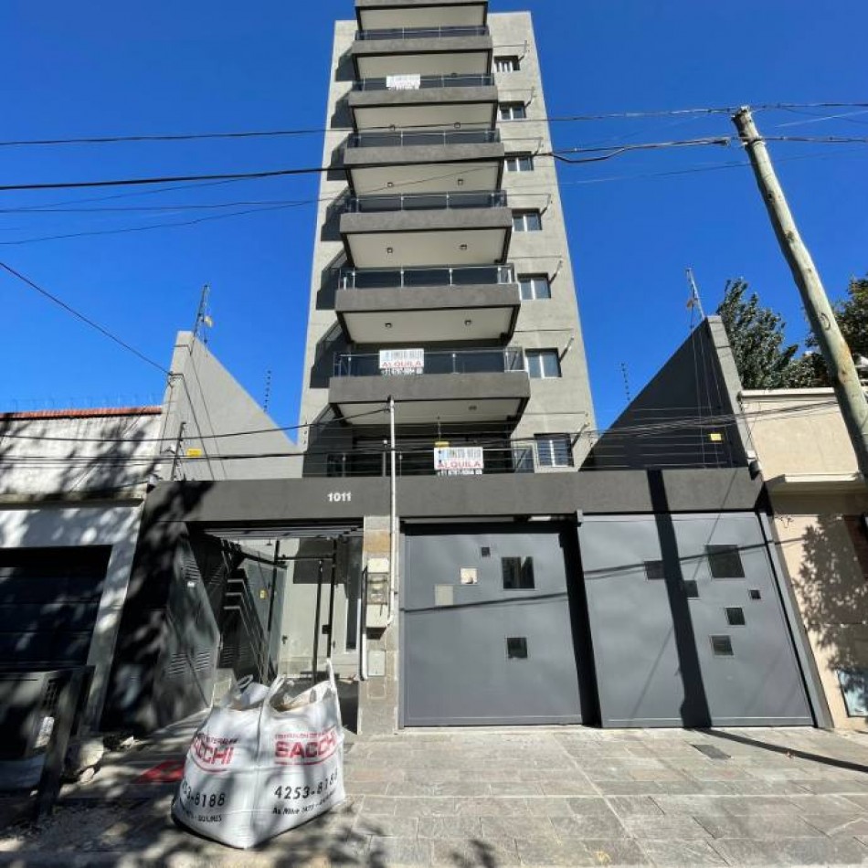 ALQUILER PISO 3 AMBIENTES CON COCHERA Y TERRAZA CON PARRILLA.
