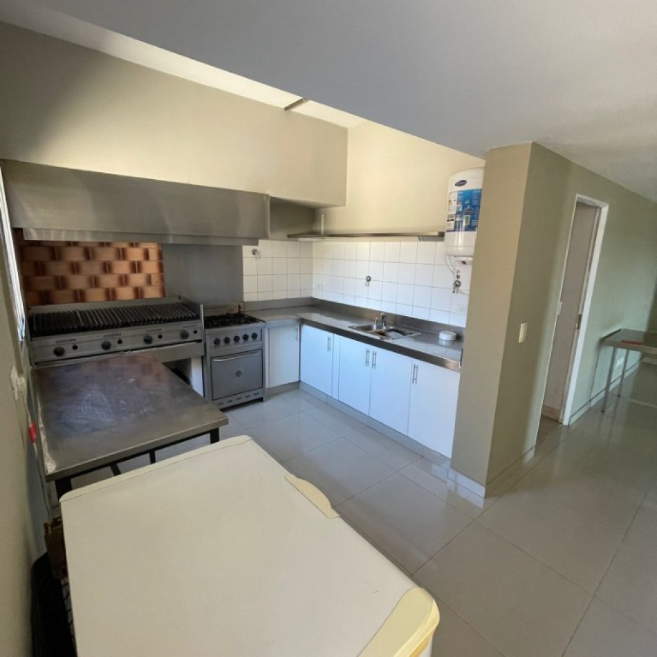 ALQUILER ESPECTACULAR SEMIPISO DE 4 AMBIENTES CON 2 COCHERAS Y EXCELENTES VISTAS