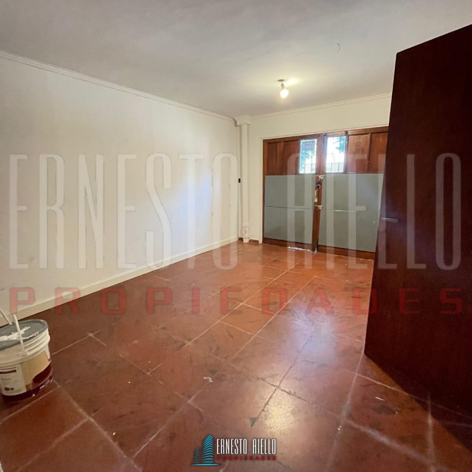 ALQUILER CASA 3 AMBIENTES CON COCHERA, PATIO Y ENTRADA PARA AUTO