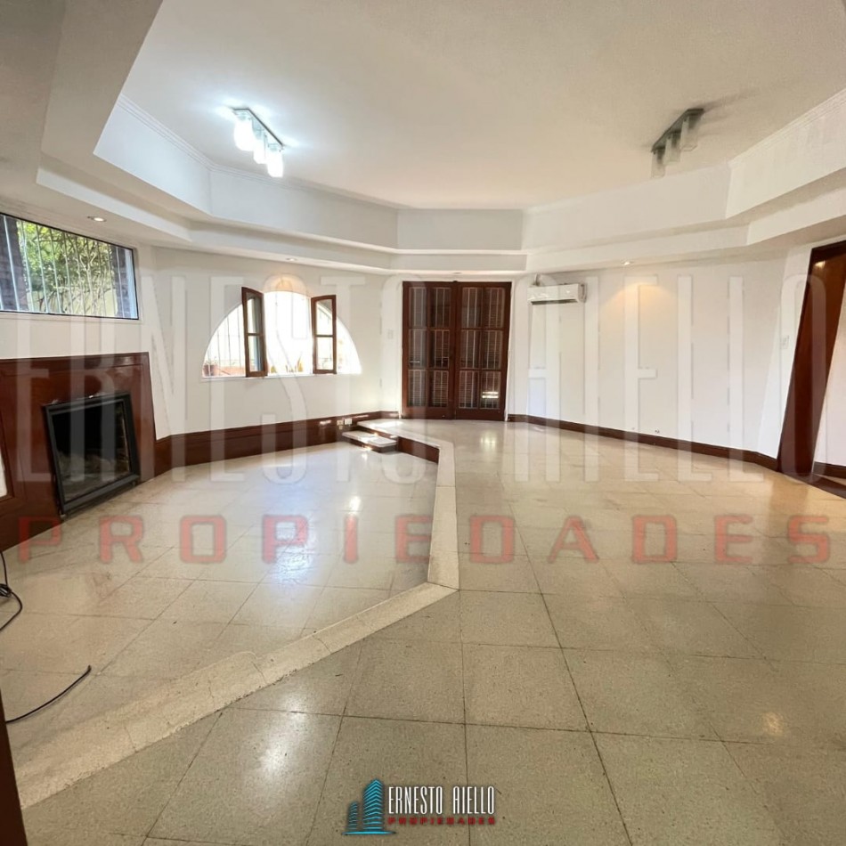 ALQUILER CASA 3 AMBIENTES CON COCHERA, PATIO Y ENTRADA PARA AUTO