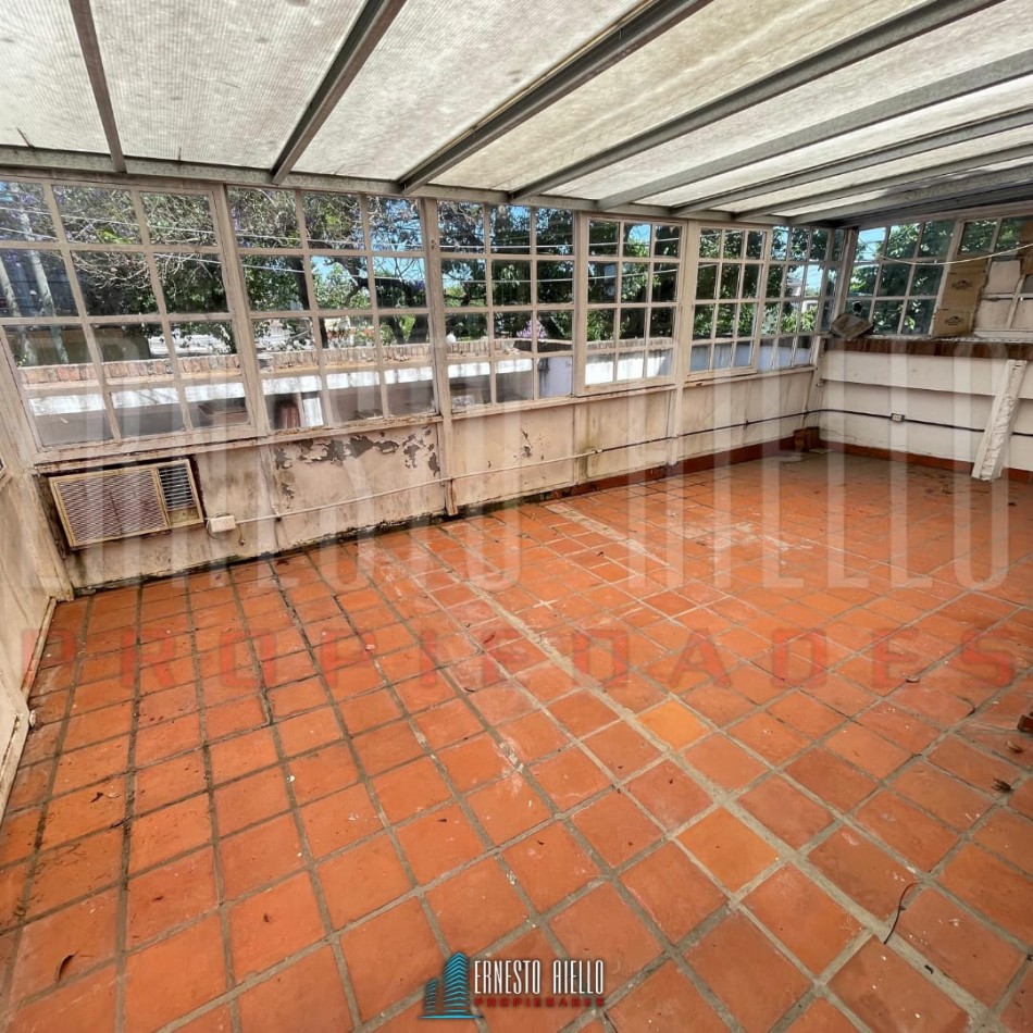 ALQUILER CASA 3 AMBIENTES CON COCHERA, PATIO Y ENTRADA PARA AUTO
