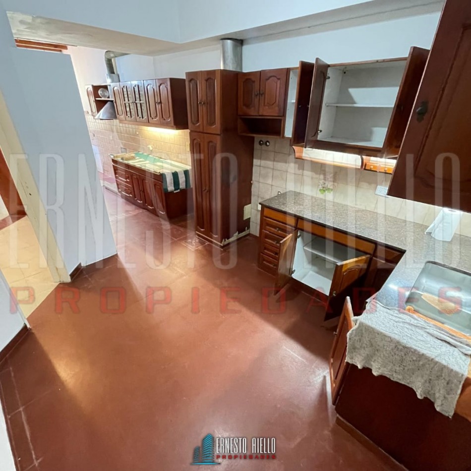 ALQUILER CASA 3 AMBIENTES CON COCHERA, PATIO Y ENTRADA PARA AUTO