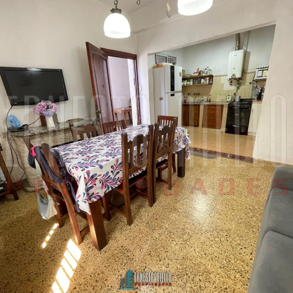 VENTA CASA DE 3 / 4 AMBIENTES CON COCHERA DOBLE, PARRILLA Y PARQUE.