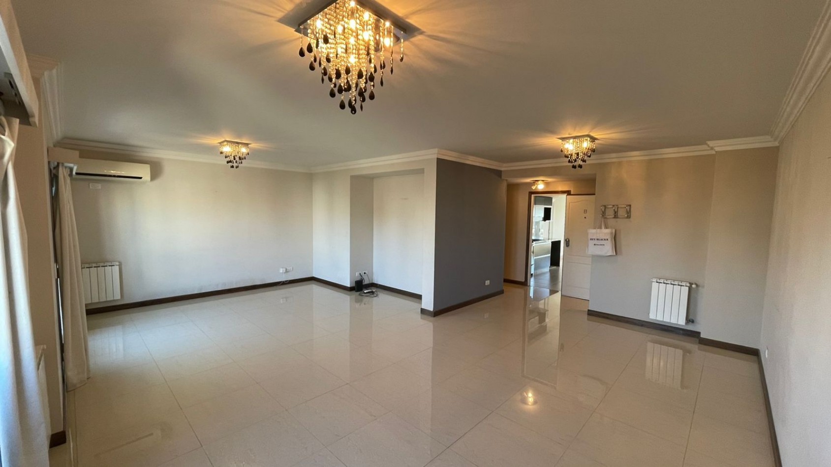 VENTA ESPECTACULAR SEMIPISO DE 4 AMBIENTES CON 2 COCHERAS Y EXCELENTES VISTAS