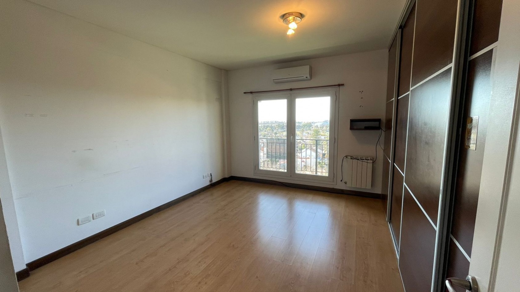 VENTA ESPECTACULAR SEMIPISO DE 4 AMBIENTES CON 2 COCHERAS Y EXCELENTES VISTAS