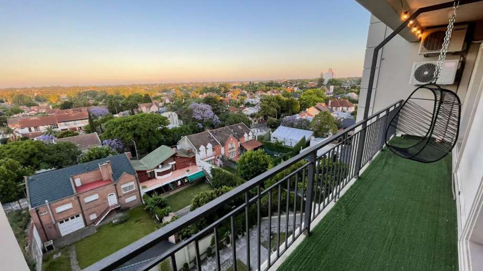 VENTA ESPECTACULAR SEMIPISO DE 4 AMBIENTES CON 2 COCHERAS Y EXCELENTES VISTAS
