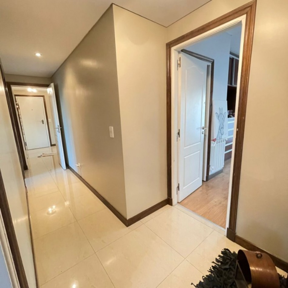 VENTA ESPECTACULAR SEMIPISO DE 4 AMBIENTES CON 2 COCHERAS Y EXCELENTES VISTAS