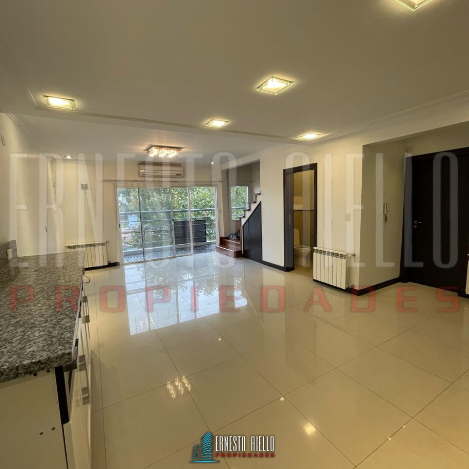 ALQUILER DEPARTAMENTO TIPO DUPLEX 4 AMBIENTES, CON 2 COCHERAS, PATIOS Y BALCON.
