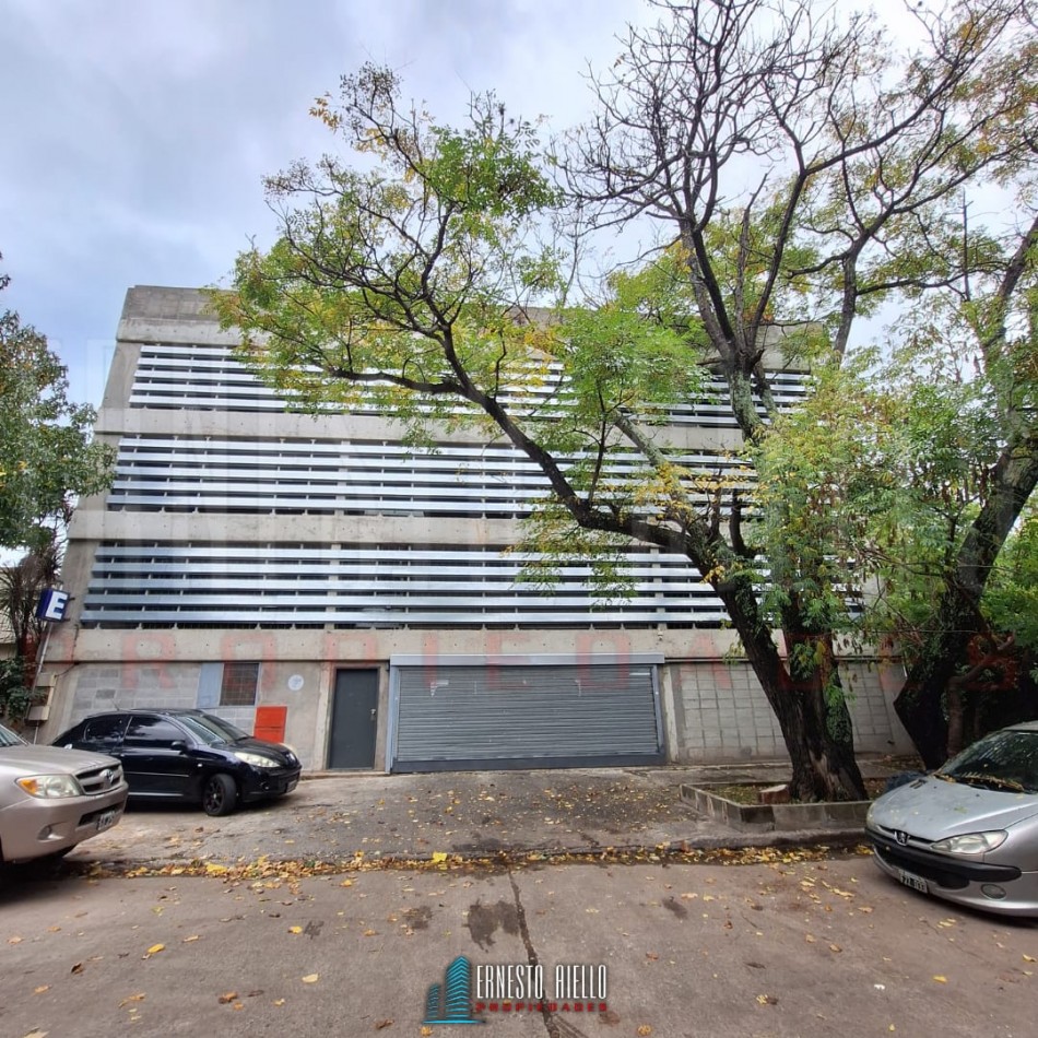 ALQUILER DE COMODA COCHERA EN SEGUNDO PISO EN QUILMES CENTRO.