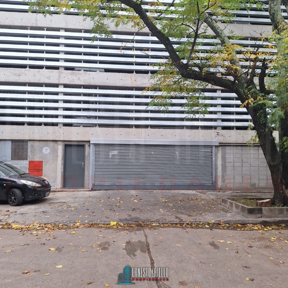 ALQUILER DE COMODA COCHERA EN SEGUNDO PISO EN QUILMES CENTRO.