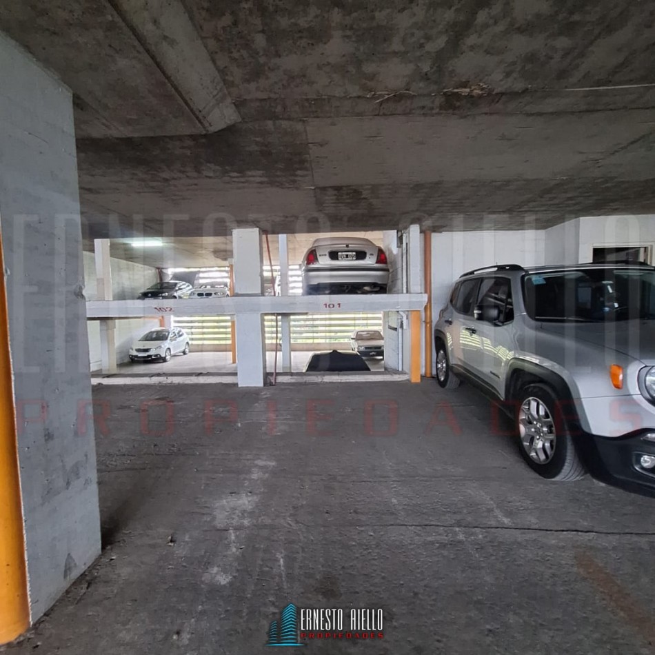 ALQUILER DE COMODA COCHERA EN SEGUNDO PISO EN QUILMES CENTRO.