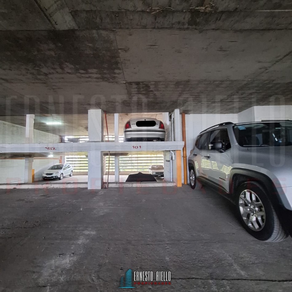 VENTA DE COMODA COCHERA EN SEGUNDO PISO EN QUILMES CENTRO.