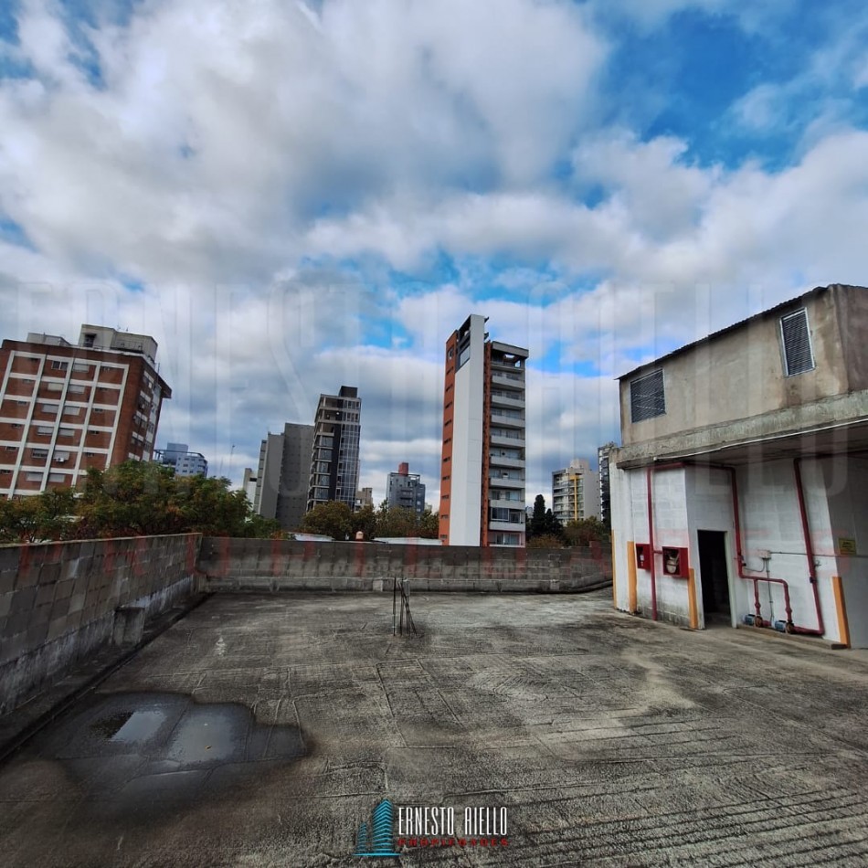 VENTA DE COMODA COCHERA EN SEGUNDO PISO EN QUILMES CENTRO.