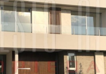 VENTA CASA 5 AMBIENTES EN BARRIO PRIVADO FINCAS DE IRAOLA II.  